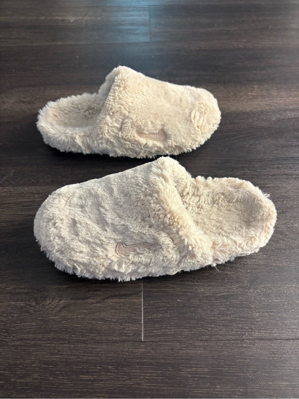 Women’s Nike Calm Slide Size 9 Cream White Fur